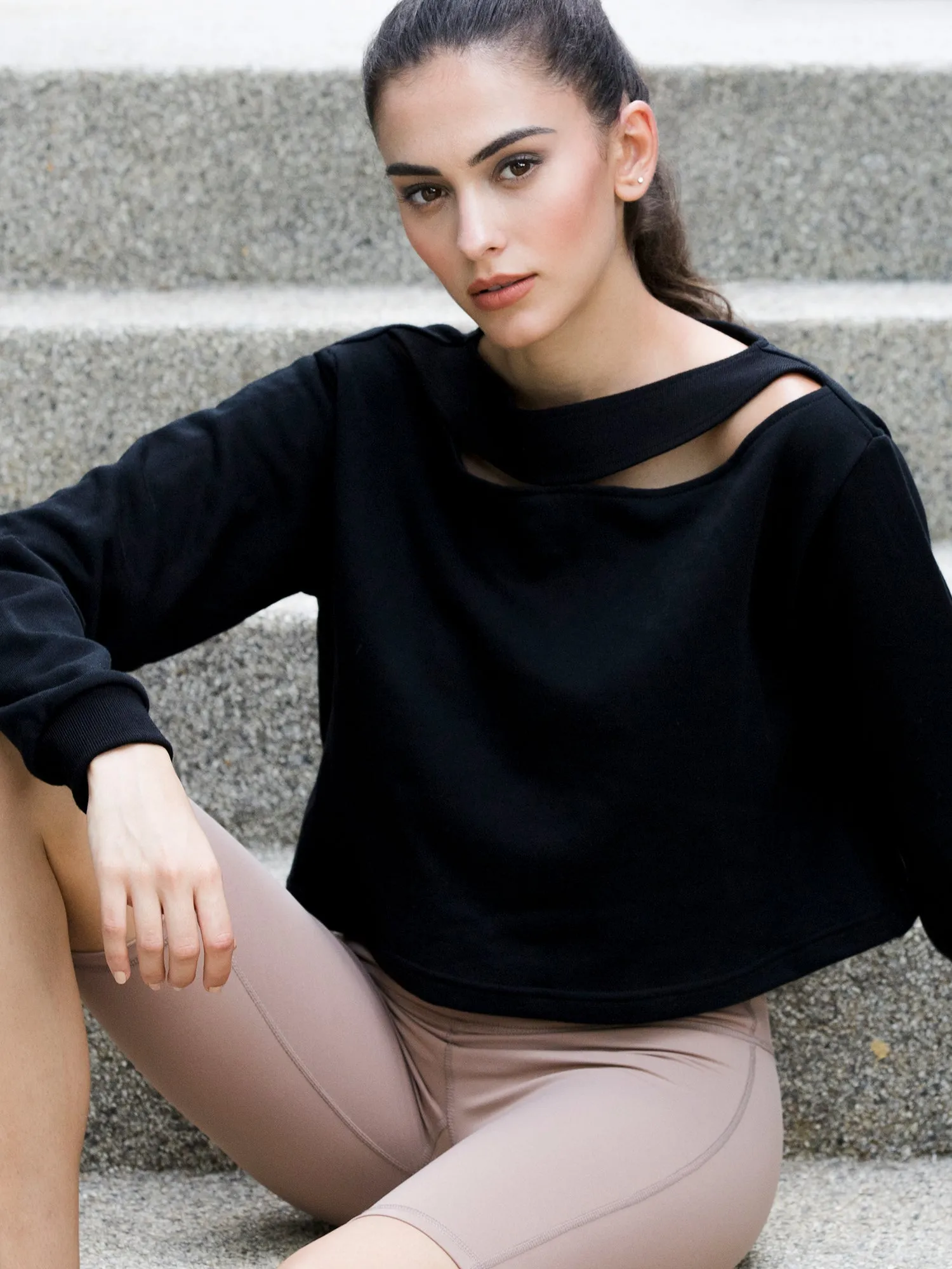DETACHED COLLAR SWEATSHIRT